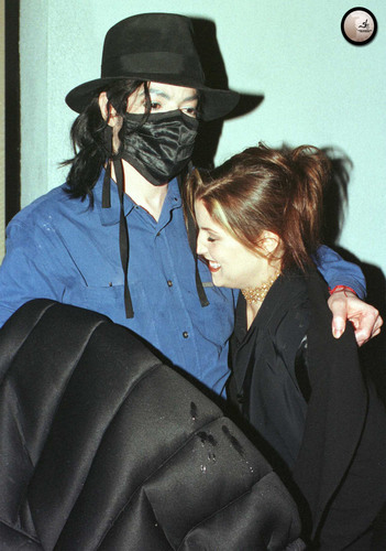 michael-and-ex-wife-lisa-marie-presley-share-an-intimate-moment-outside-of-the-ivy-restaurant-in-beverly-hills(116)-m-2.jpg