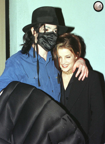 michael-and-ex-wife-lisa-marie-presley-share-an-intimate-moment-outside-of-the-ivy-restaurant-in-beverly-hills(116)-m-4.jpg