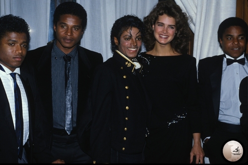 michael-goes-to-the-new-york-metropolitan-museum-of-natural-history-to-receive-awards-to-celebrates-thriller(33)-m-15.jpg