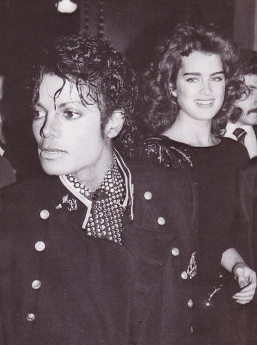 michael-goes-to-the-new-york-metropolitan-museum-of-natural-history-to-receive-awards-to-celebrates-thriller(33)-m-16.jpg