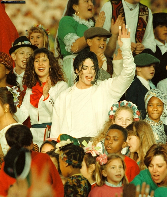 michael-jackson-performs-at-the-most-famous-xxvii-superbowl-halftime-show(68)-m-10.jpg