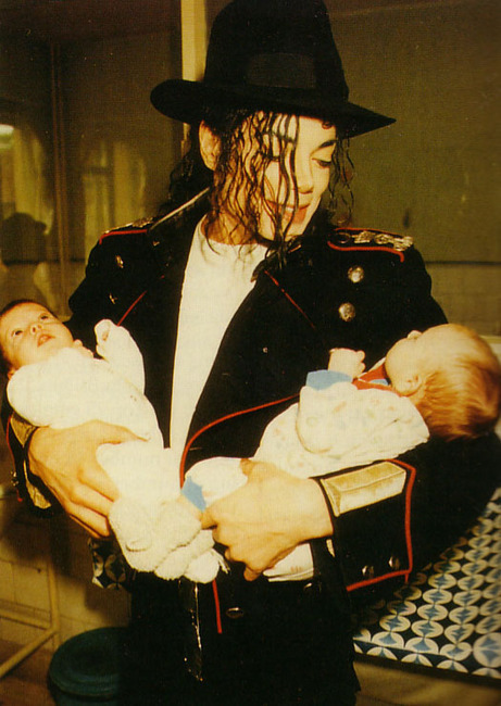 michael-stops-and-visits-children-at-an-romanian-orphanage-in-1992-during-his-dangerous-tour(62)-m-1.jpg