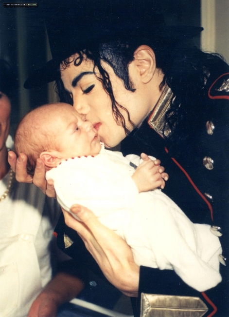 michael-stops-and-visits-children-at-an-romanian-orphanage-in-1992-during-his-dangerous-tour(62)-m-10.jpg