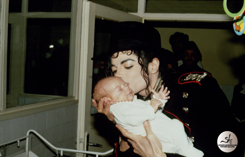michael-stops-and-visits-children-at-an-romanian-orphanage-in-1992-during-his-dangerous-tour(62)-m-2.jpg