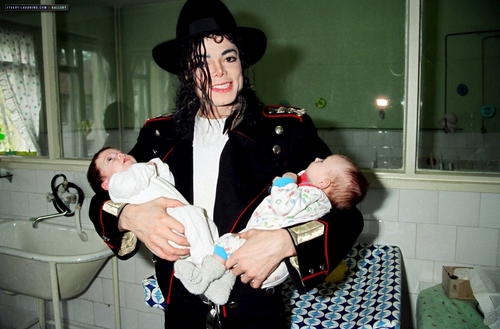 michael-stops-and-visits-children-at-an-romanian-orphanage-in-1992-during-his-dangerous-tour(62)-m-7.jpg
