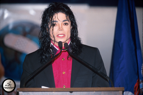 michaels-heal-the-world-foundation-donates-21-million-dollars-in-medical-and-other-dire-supplies-to-the-war-torn-sarajevo-at-jfk-airport(60)-m-4.jpg