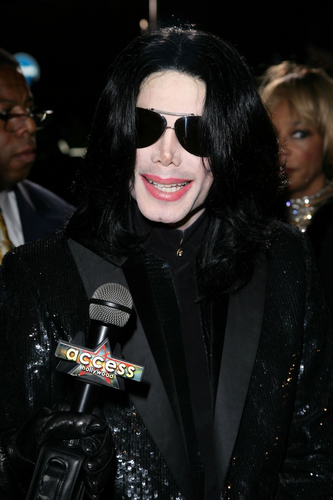 world-music-awards-michael-walks-the-red-carpet-and-signs-his-autograph-for-fans-as-he-enters-the-ceremony(252)-m-103.jpg
