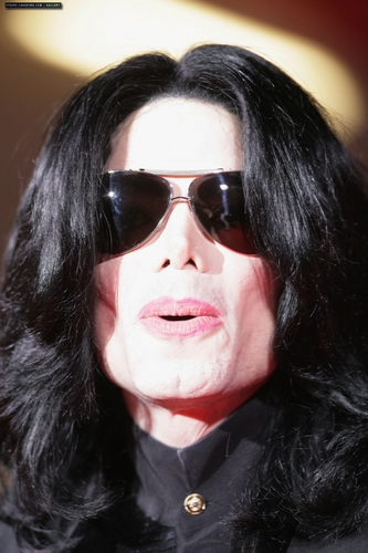 world-music-awards-michael-walks-the-red-carpet-and-signs-his-autograph-for-fans-as-he-enters-the-ceremony(252)-m-16.jpg