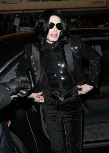 world-music-awards-michael-walks-the-red-carpet-and-signs-his-autograph-for-fans-as-he-enters-the-ceremony(252)-m-20.jpg