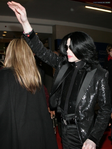 world-music-awards-michael-walks-the-red-carpet-and-signs-his-autograph-for-fans-as-he-enters-the-ceremony(252)-m-27.jpg